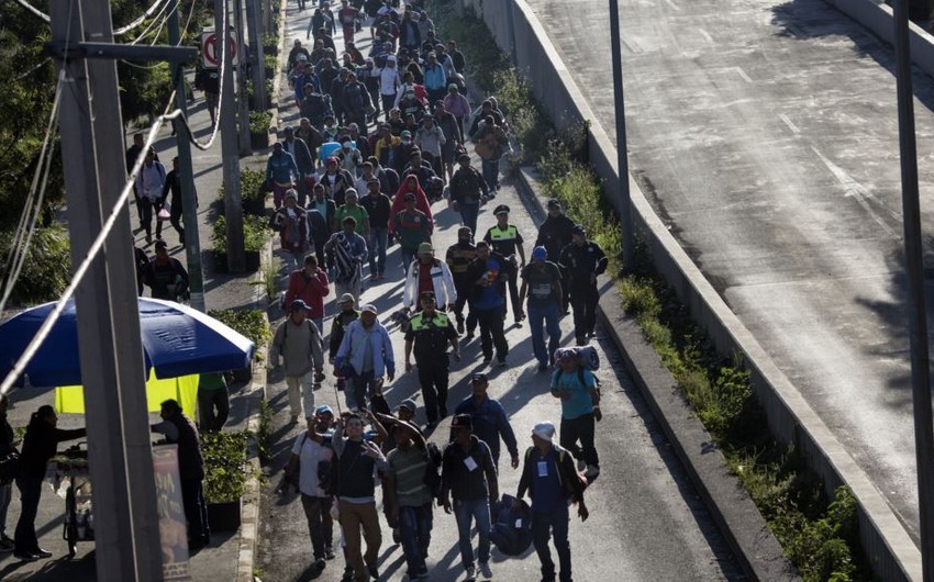 Тысячи мигрантов продолжают двигаться к границе США