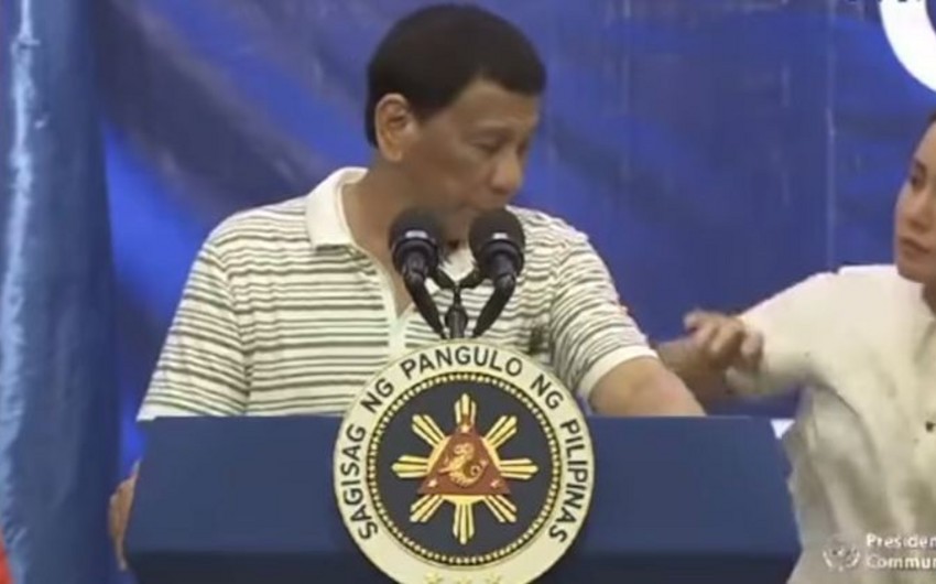 На президента Филиппин во время выступления заполз огромный таракан - ВИДЕО