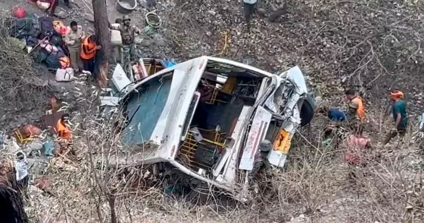 При падении автобуса в ущелье в Индии погибли 22, пострадали 60 человек