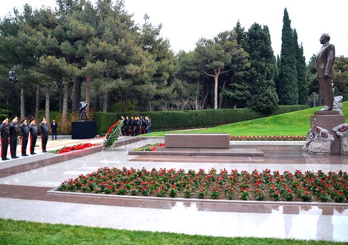 Генералы азербайджанской армии посетили могилу Гейдара Алиева