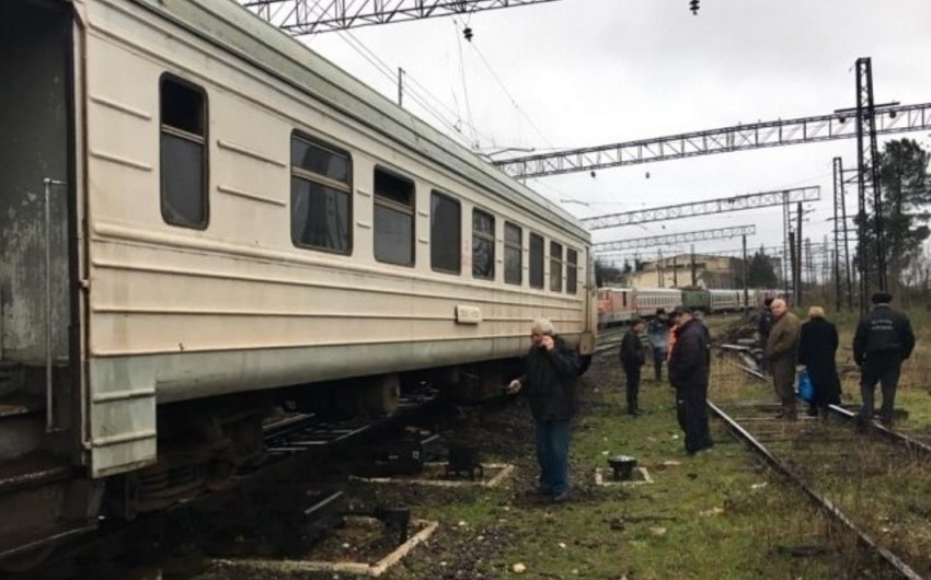 В Грузии пассажирский поезд сошёл с рельсов