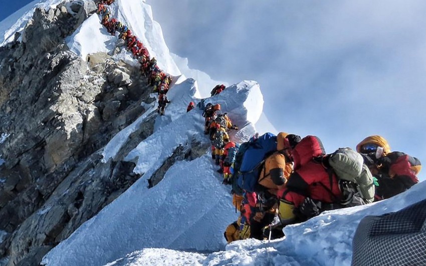 Everest zirvəsində iki alpinist ölüb