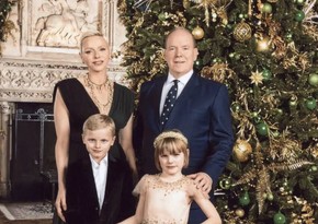 Князь Альбер II и княгиня Шарлен с детьми представили рождественскую открытку