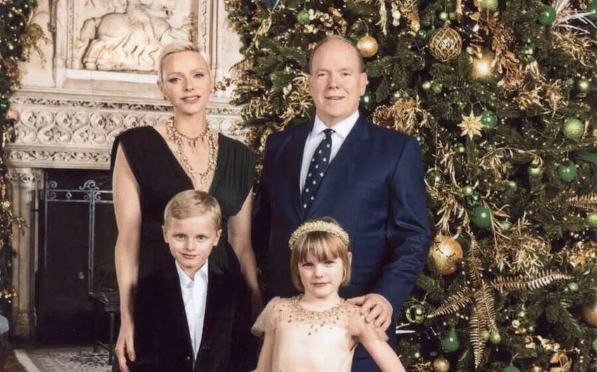 Князь Альбер II и княгиня Шарлен с детьми представили рождественскую открытку
