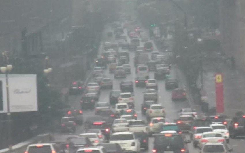 На дорогах Баку в связи с погодными условиями снижена максимально допустимая скорость движения