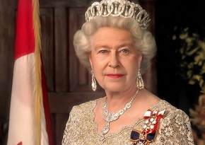 Queen visits HMS Queen Elizabeth 