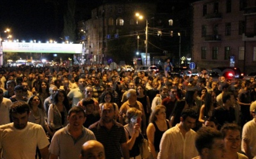 ​В центре Еревана под проливным дождем стартовал митинг оппозиции