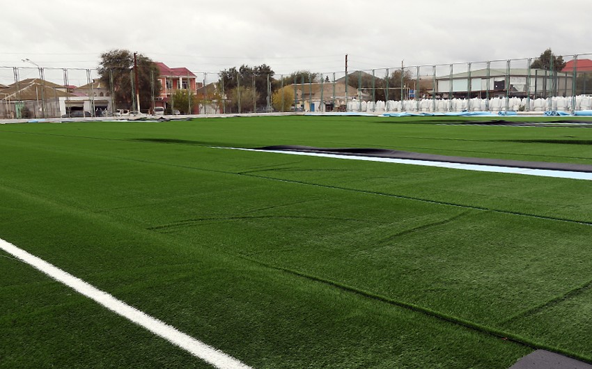 Binə qəsəbə stadionunda süni ot örtüyünün dəyişdirilməsi işləri davam etdirilir