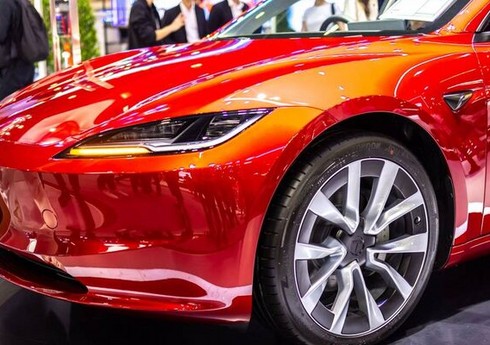 Tesla отзывает в США более 1,8 млн автомобилей из-за проблем с капотом