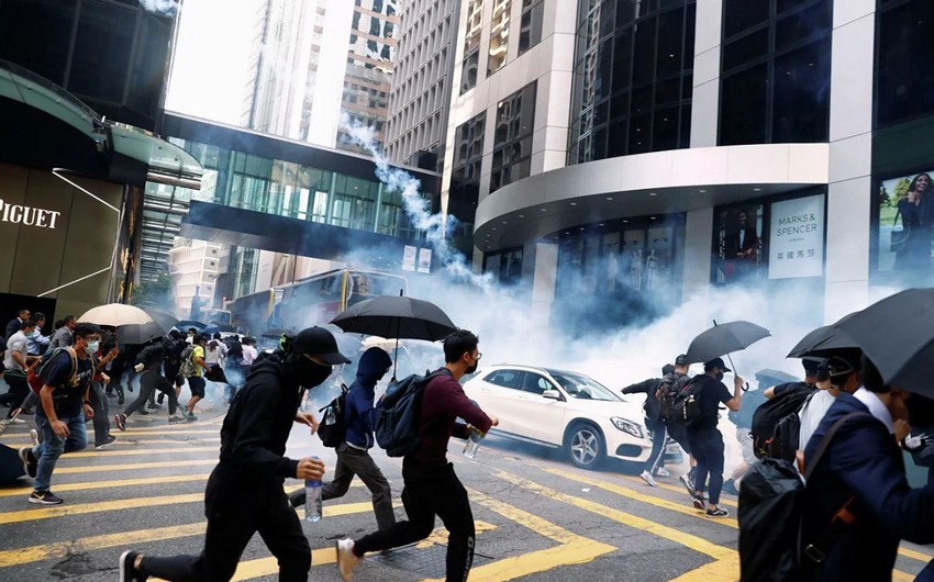 В Гонконге протестующие подожгли мост около университета
