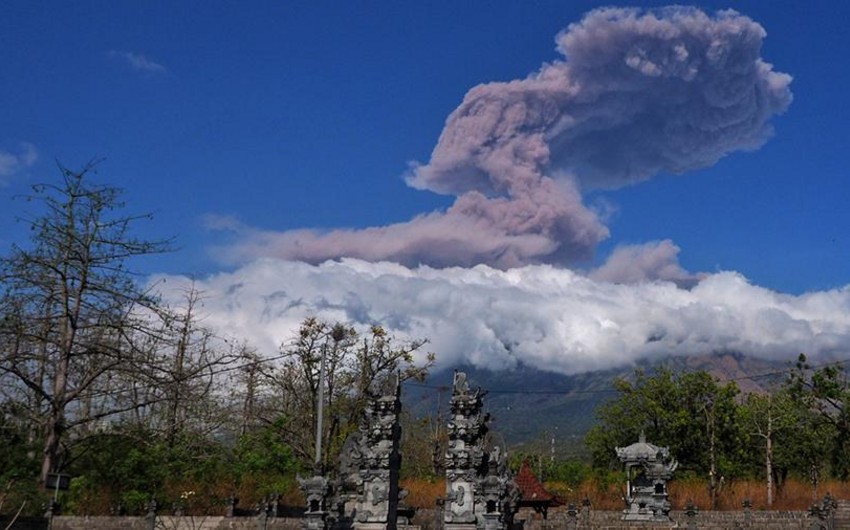 На Бали произошло извержение вулкана Агунг - ВИДЕО