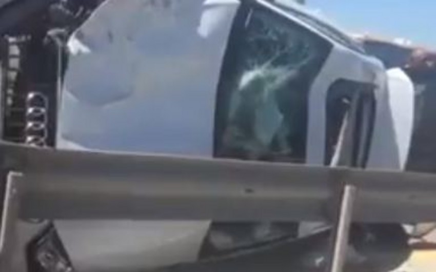 На магистрали Баку-Газах столкнулись два грузовика и легковой автомобиль, есть раненые - ВИДЕО