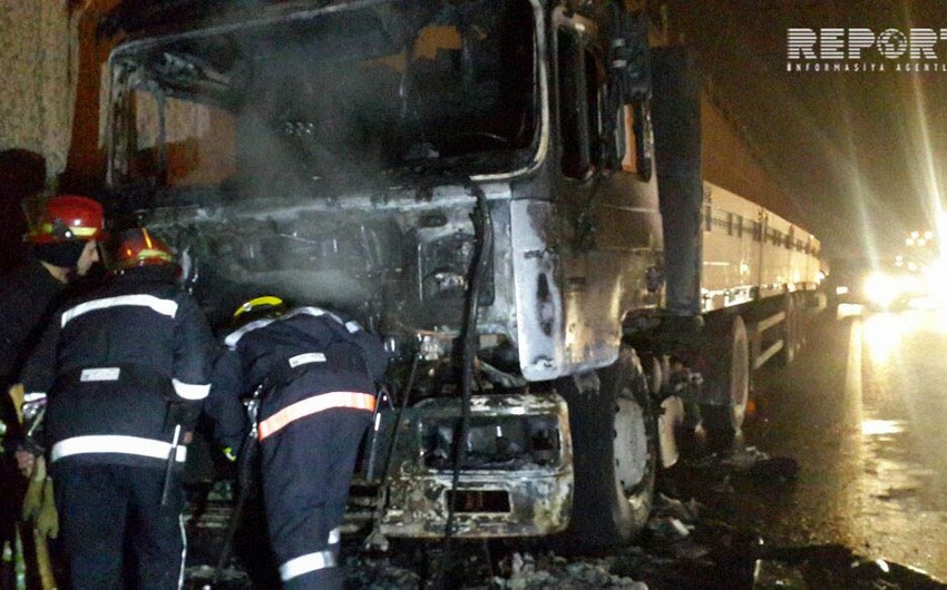 На трассе Баку-Губа сгорел грузовой автомобиль, образовалась пробка - ФОТО
