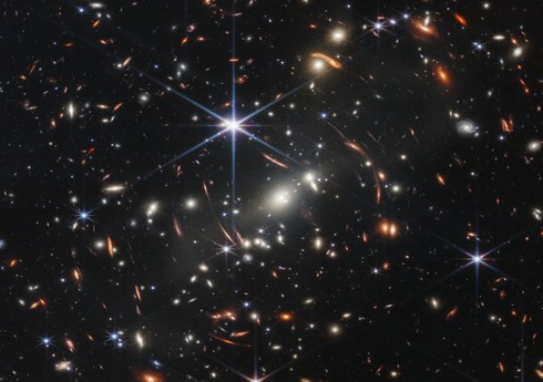 NASA впервые показало сделанный с помощью телескопа James Webb снимок