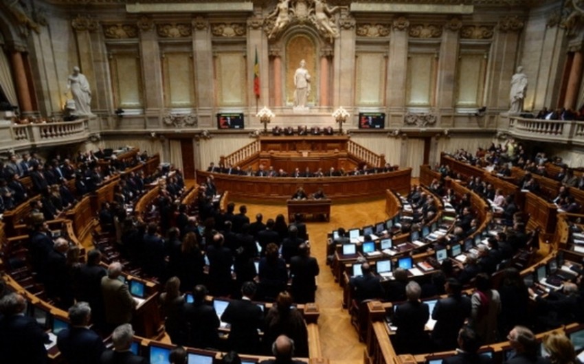 Португальский парламент разрешил однополым парам усыновлять детей