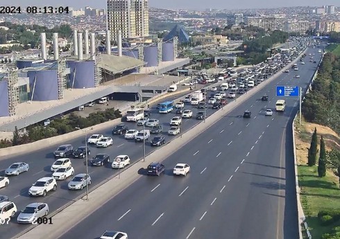 На ряде бакинских улиц наблюдается плотный транспортный поток