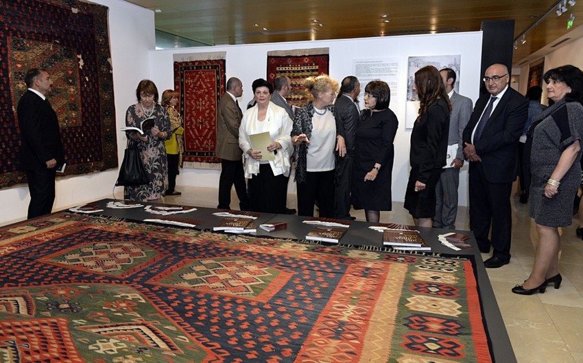 В Азербайджанском музее ковра состоялось открытие выставки Белградского этнографического музея Игра пестрых нитей