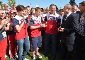 Vladimir Putin meets with Russian gymnasts in Baku