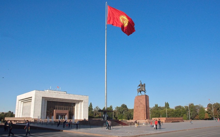 В Бишкеке из-за митинга Атамбаева закрываются банки и ТЦ