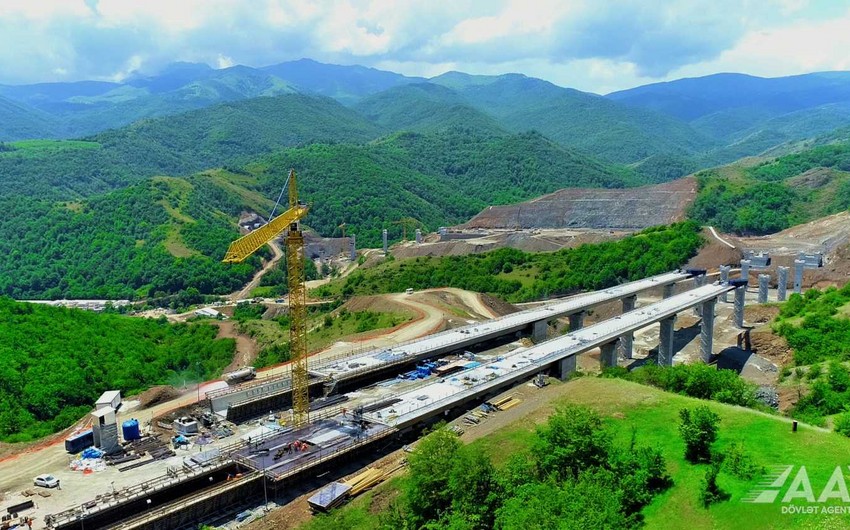 Azərbaycanda ilk dəfə avtomobil yolunda dərə üzərində körpü inşa edilir