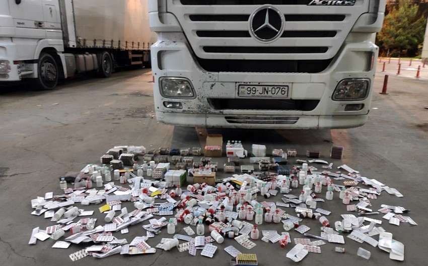 Gömrükçülər dərman preparatları və patronlar aşkarlayıb