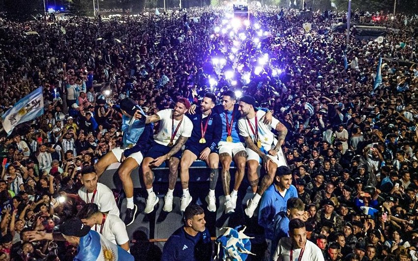 Маршрут сборной Аргентины изменили после прыжка фанатов с моста к футболистам