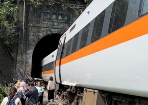 Скоростной поезд сошел с рельсов на юге Китая из-за оползня