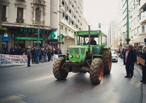 В Афинах фермеры на тракторах протестуют у греческого парламента