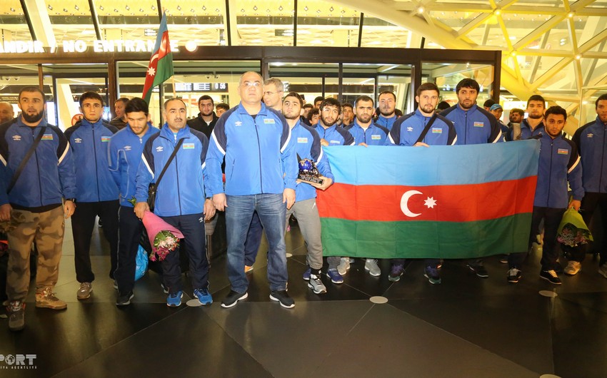 Сборная Азербайджана по вольной борьбе вернулась из США на Родину - ФОТО