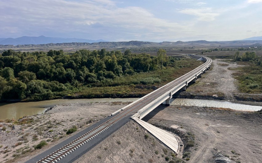 Завершаются работы по строительству железнодорожного моста через реку Хакяри