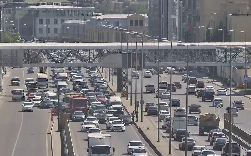 В Баку из-за ДТП на дороге образовалась пробка