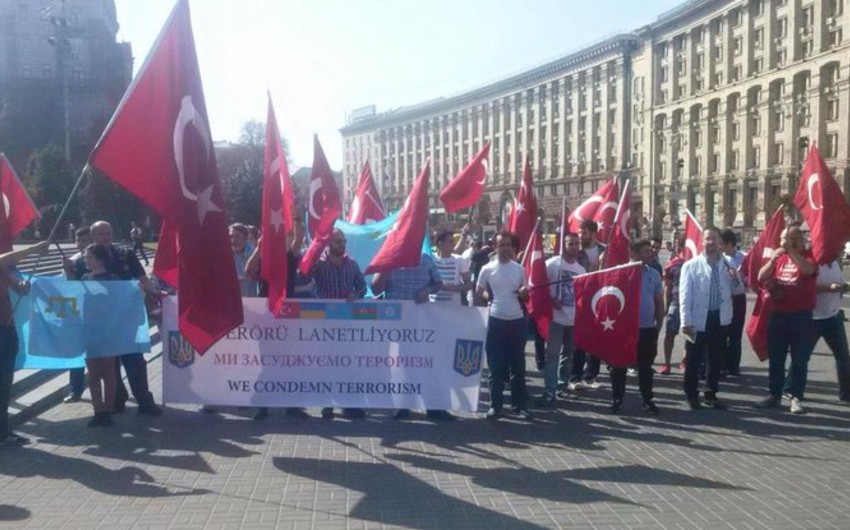 ​Турки вышли на Майдан в Киеве для поддержки татар в Крыму