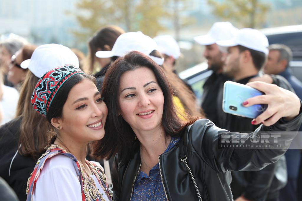 Известная узбекская. Узбекские блоггеры. Узбекистанские блогеры. Известные узбеки. Красивые знаменитые узбекские блогеры.