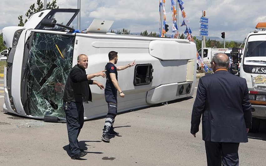 Türkiyədə hərbçiləri daşıyan avtobusla polis avtomobili toqquşub, 33 nəfər yaralanıb