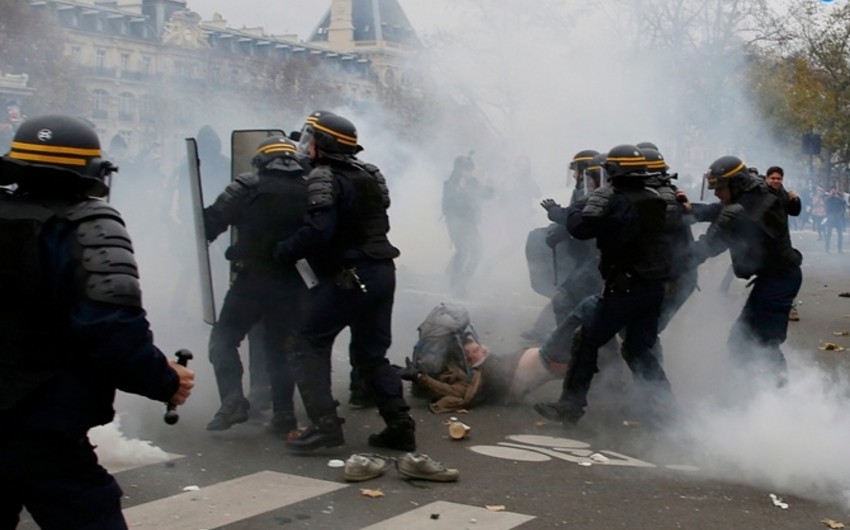Parisdə etirazçılarla polislər arasında toqquşma baş verib