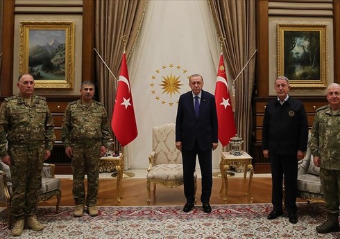 Президент Турции встретился с главой Минобороны Азербайджана