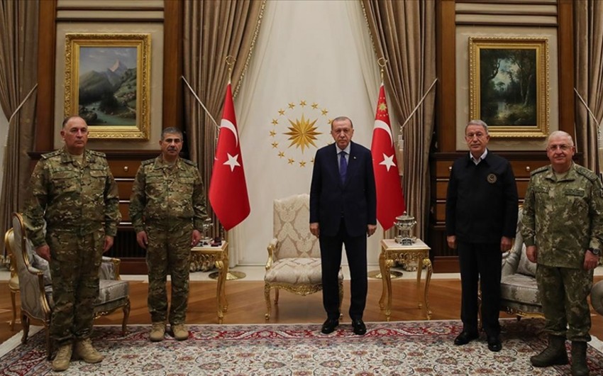 Президент Турции встретился с главой Минобороны Азербайджана