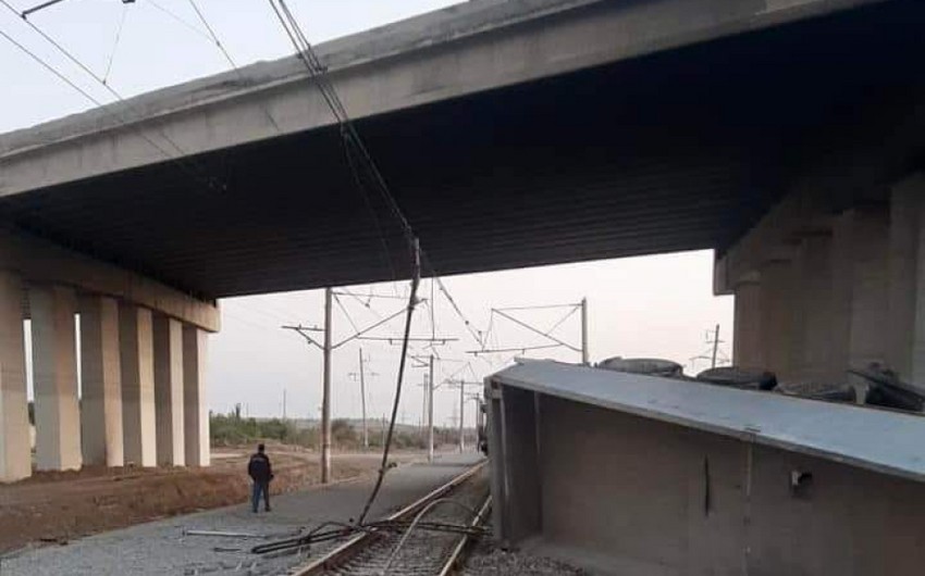 Truck plunges from bridge, killing two in Azerbaijan's Shabran district