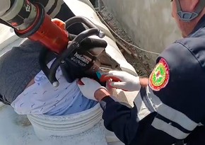 В Баку спасли мужчину, застрявшего в резервуаре с водой