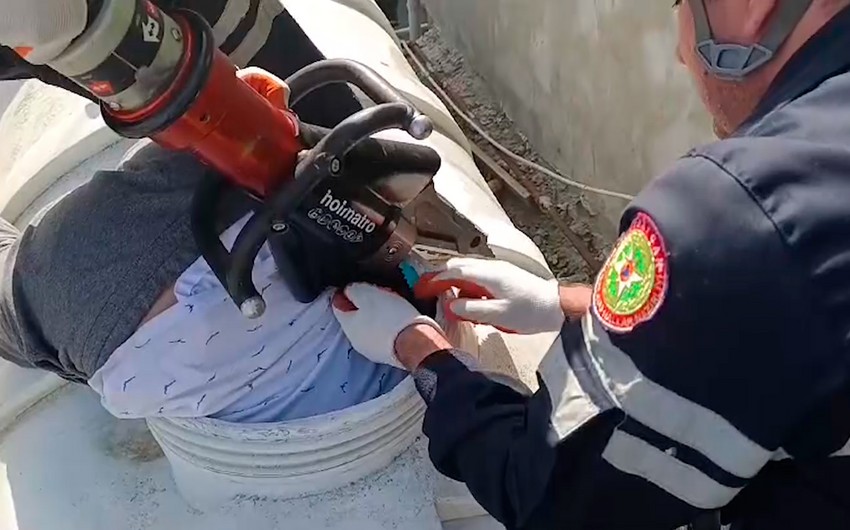 В Баку спасли мужчину, застрявшего в резервуаре с водой