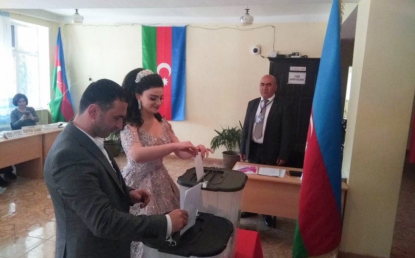 Bride and groom cast ballots on their wedding day in Azerbaijan - VIDEO