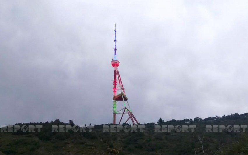 Телебашня в Тбилиси окрасилась в цвета флага Азербайджана
