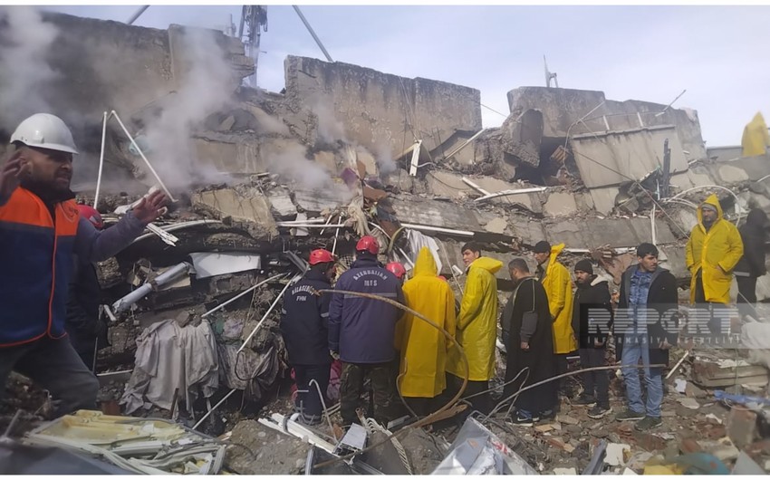 Азербайджанские спасатели извлекли тела 6 человек из-под завалов на бульваре Азербайджан в Турции