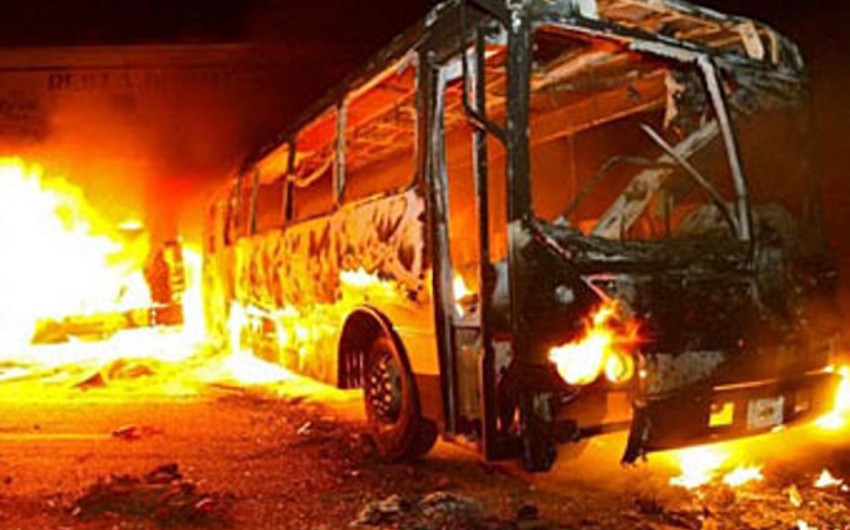 Пассажирский фургон загорелся в Пакистане