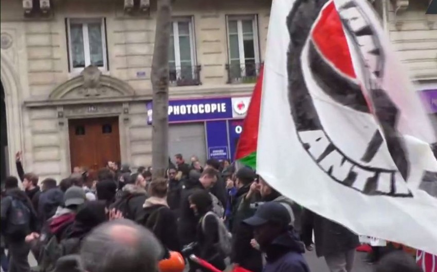 Parisdə polis zorakılığına qarşı nümayiş keçirilib