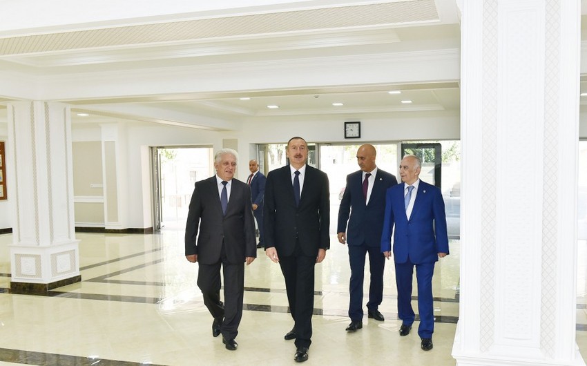 Президент Ильхам Алиев ознакомился с условиями, созданными в новом учебном корпусе, построенном для средней школы номер 12 в Баку