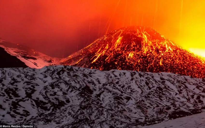 На Сицилии при извержении вулкана Этна пострадали десять человек - ВИДЕО