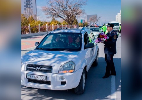 В Нахчыване сотрудники дорожной полиции поздравили женщин-водителей