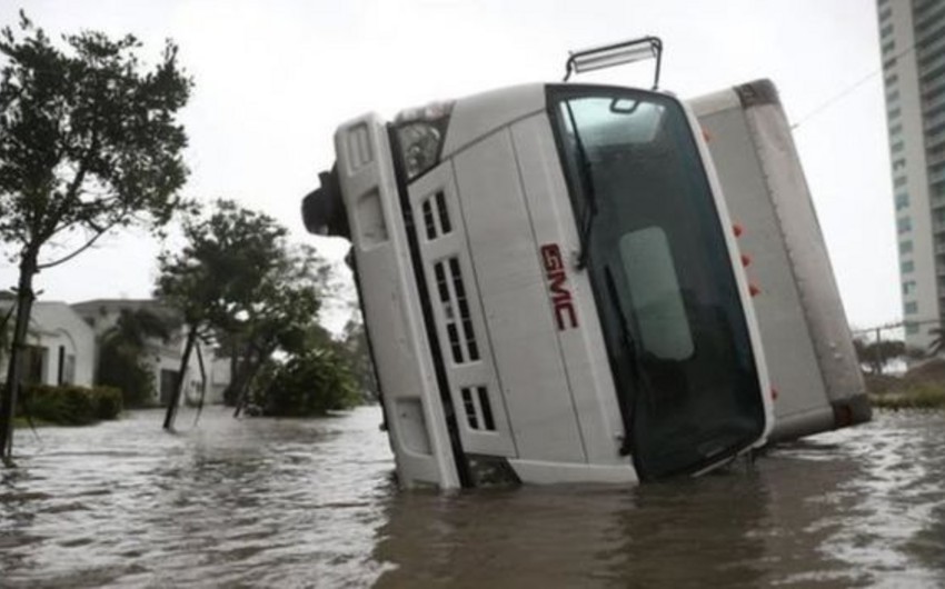 На побережье Флориды обрушились штормовые волны высотой до 4,5 м, город Майами частично ушел под воду - ВИДЕО