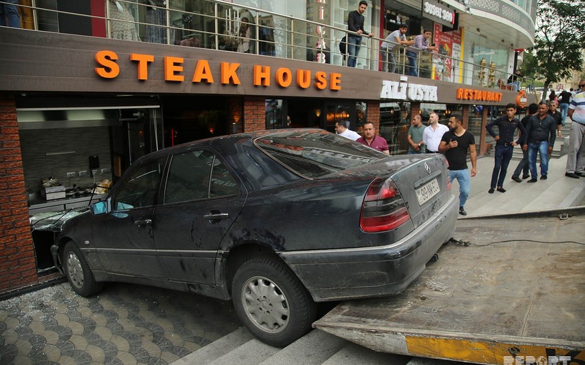 В Баку автомобиль врезался в ресторан - ФОТО